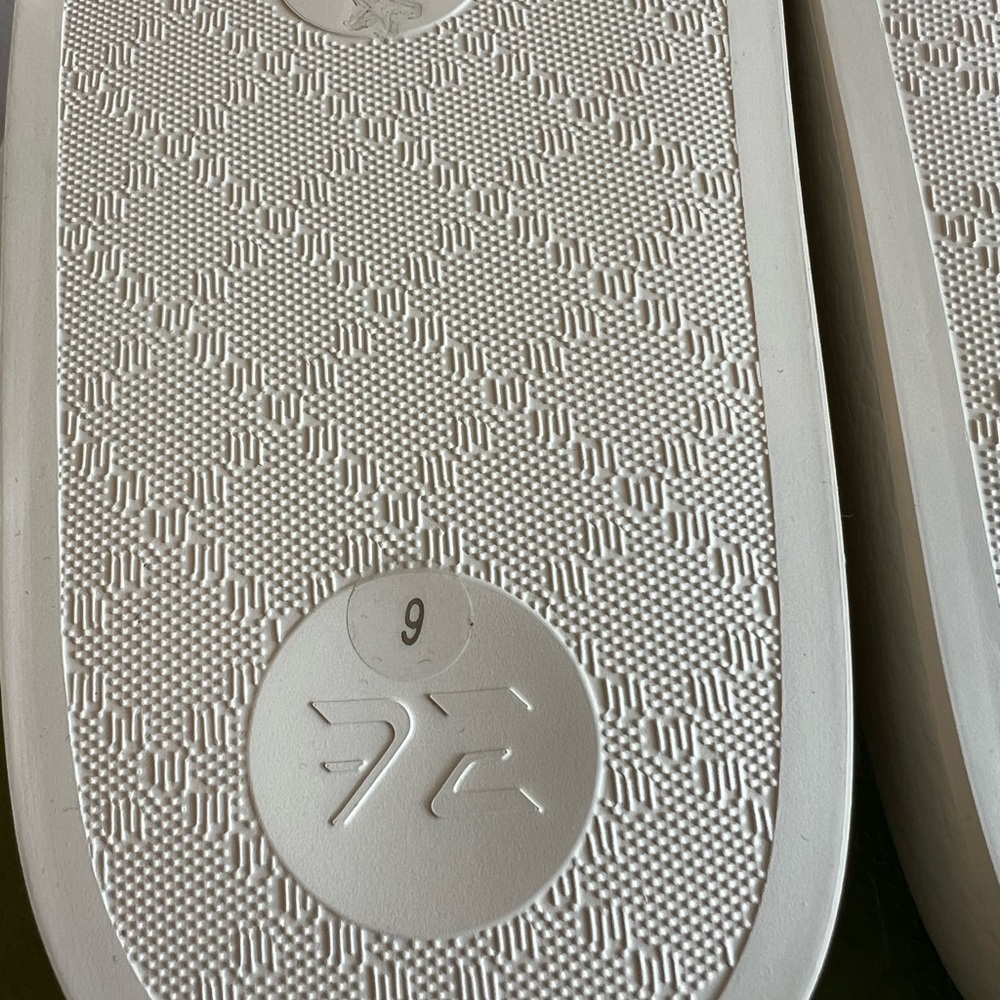 Gucci x Pablo Delcielo men's GG Supreme slides featuring a "funny cat" graphic. - Picture 5 of 16